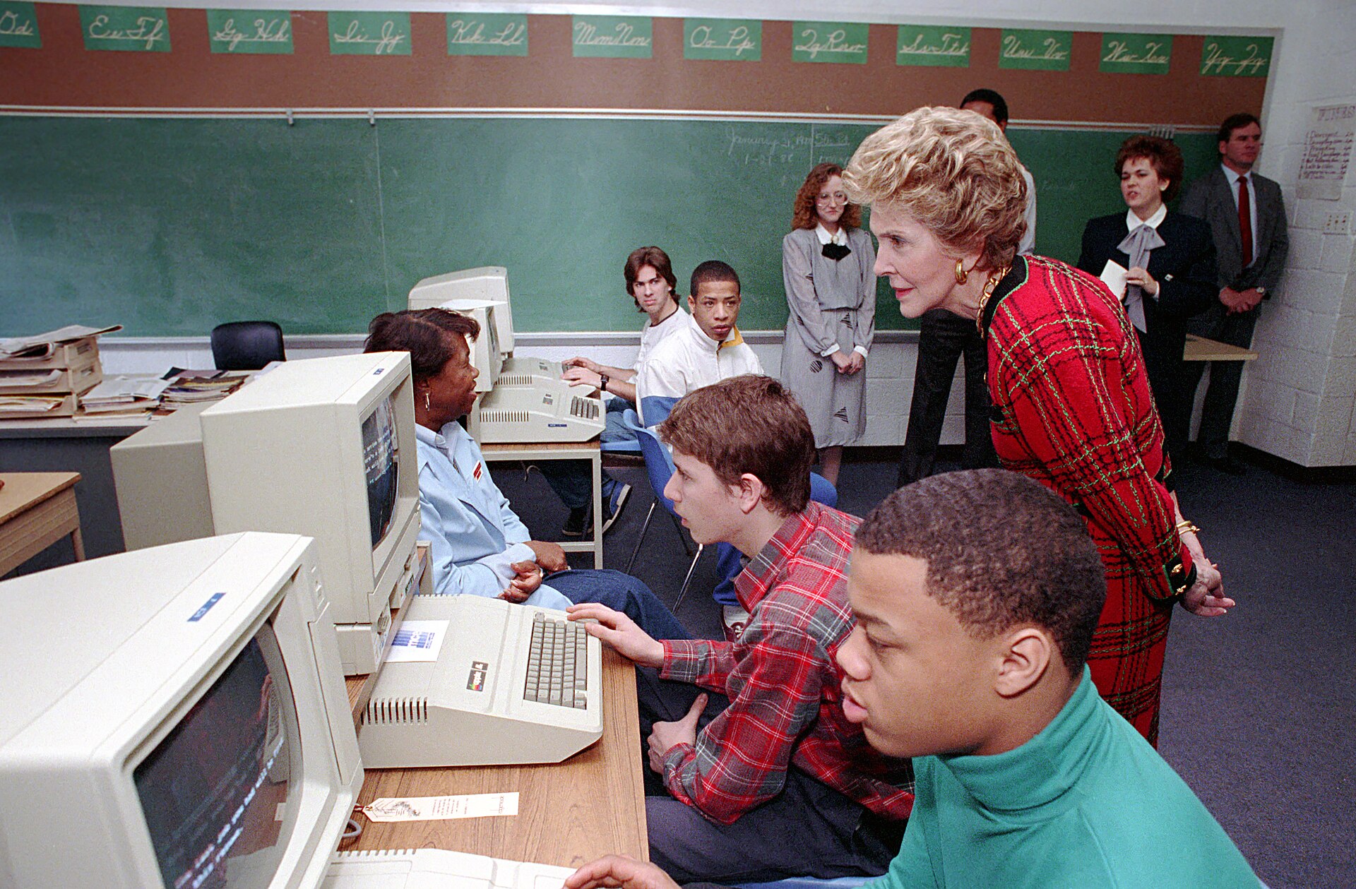 Nancy_Reagan_visit_to_Edgemeade_School_in_Upper_Marlboro,_Maryland_for_a_Foster_Grandparent_Program_event_and_observing_a_computer_classroom_-_DPLA_-_762e2872bcc40075c72ce13b810e9a2c